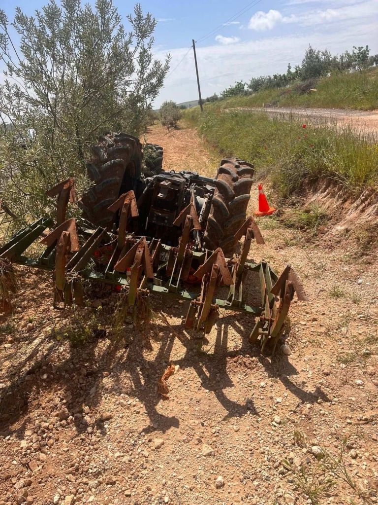 Traktör şarampole devrildi; 1 ölü, 3 yaralı