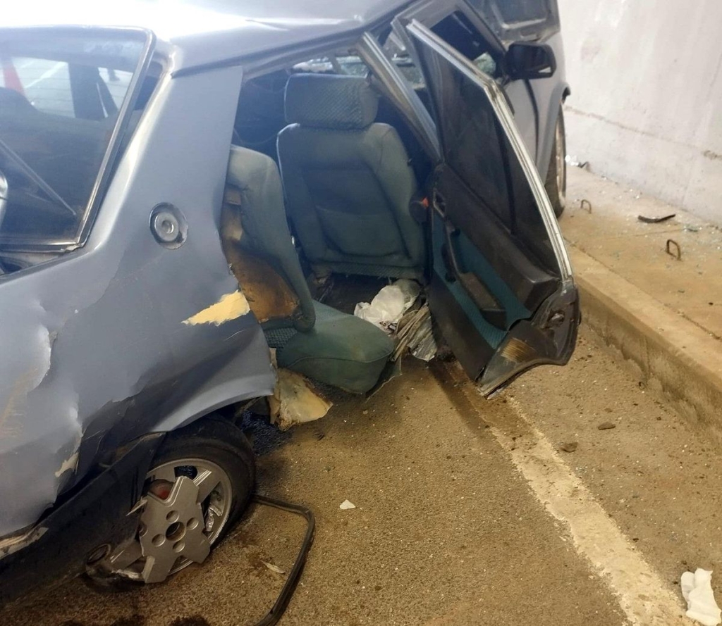 Tünelde duvara çarpan Tofaş hurdaya döndü: 3 yaralı
