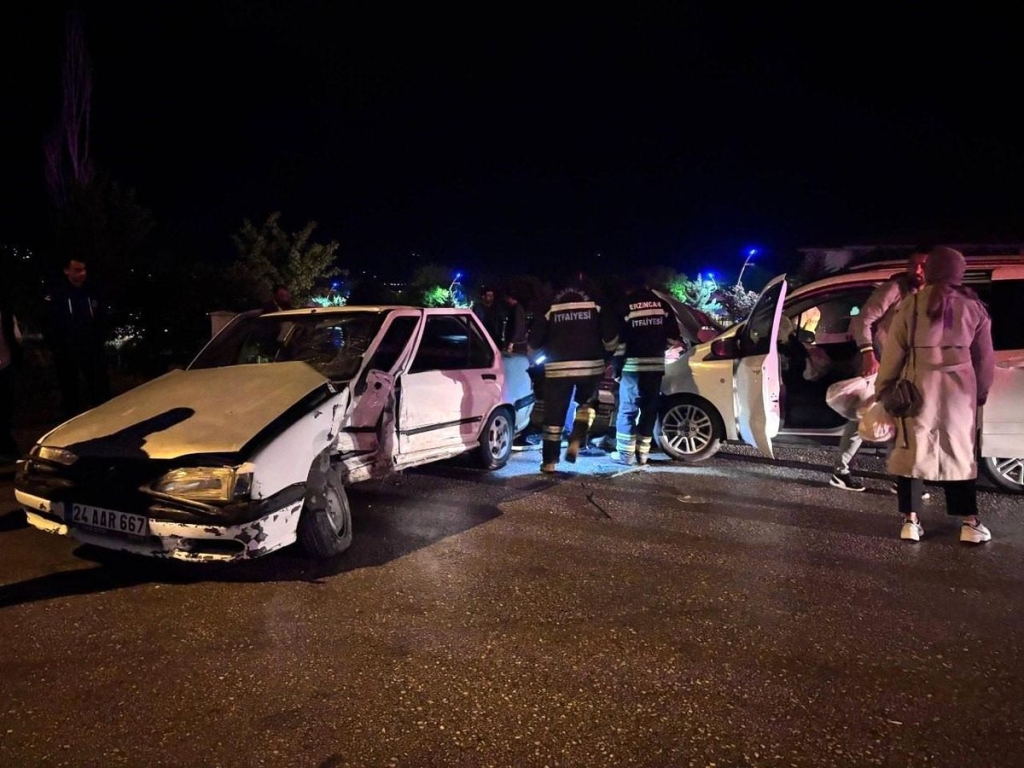 Araçta sıkışan yaralıyı itfaiye kurtardı