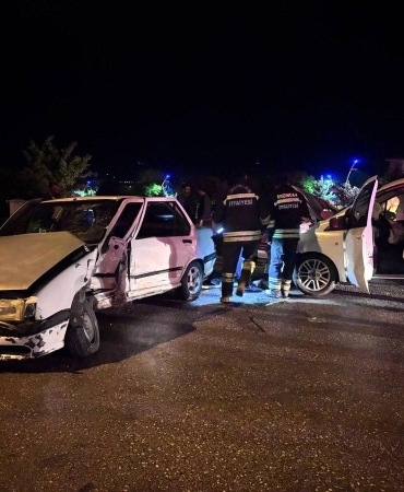 Araçta sıkışan yaralıyı itfaiye kurtardı