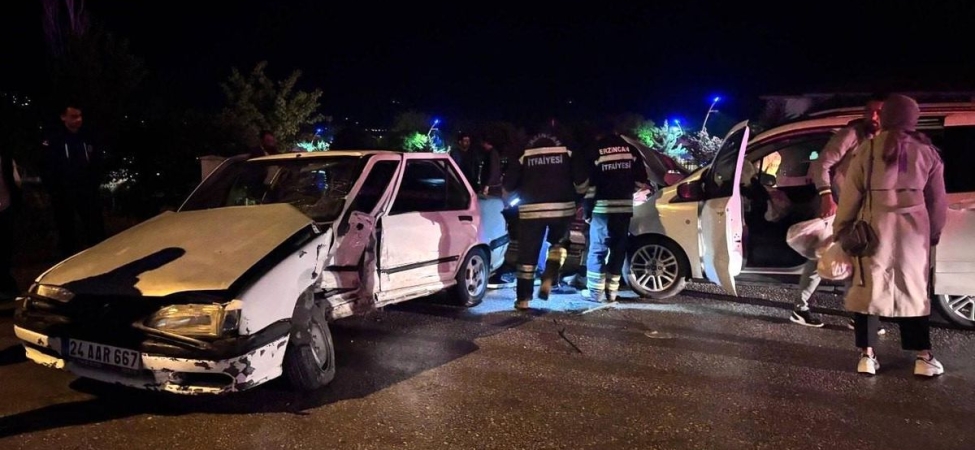 Araçta sıkışan yaralıyı itfaiye kurtardı