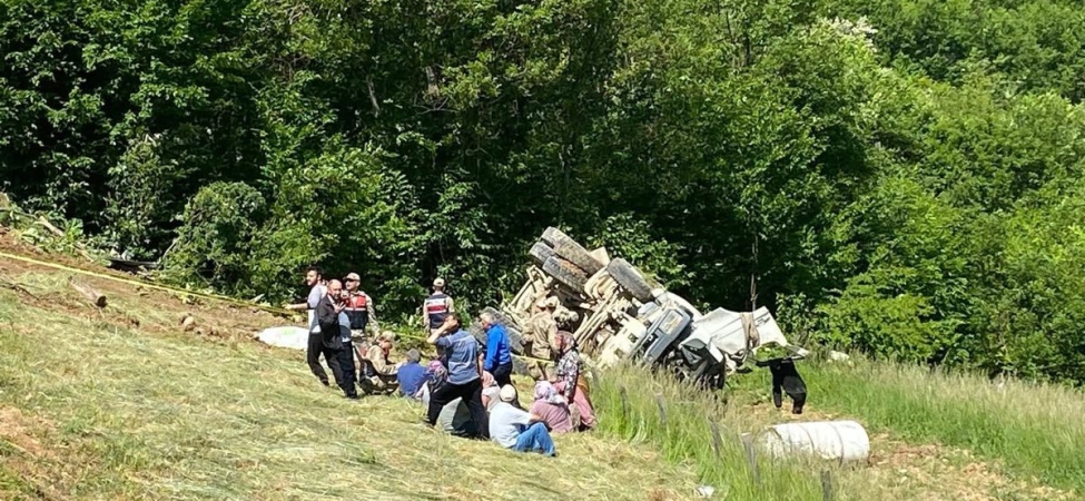 Beton mikseri şarampole yuvarlandı; 2 ölü, 1 yaralı