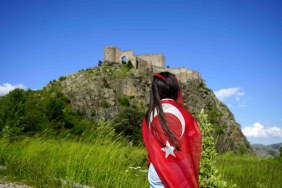 Dağcılar, 700 yıllık Kov Kalesi'ne Türk bayrağı asarak Milli Takım'a destek verdi