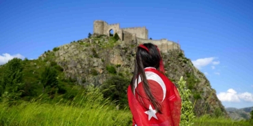 Dağcılar, 700 yıllık Kov Kalesi'ne Türk bayrağı asarak Milli Takım'a destek verdi