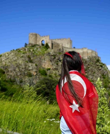 Dağcılar, 700 yıllık Kov Kalesi'ne Türk bayrağı asarak Milli Takım'a destek verdi