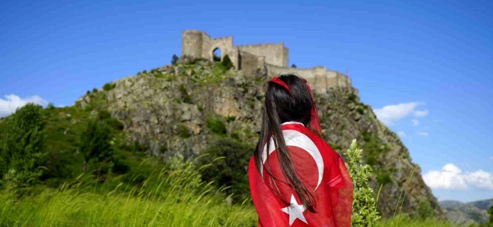 Dağcılar, 700 yıllık Kov Kalesi'ne Türk bayrağı asarak Milli Takım'a destek verdi