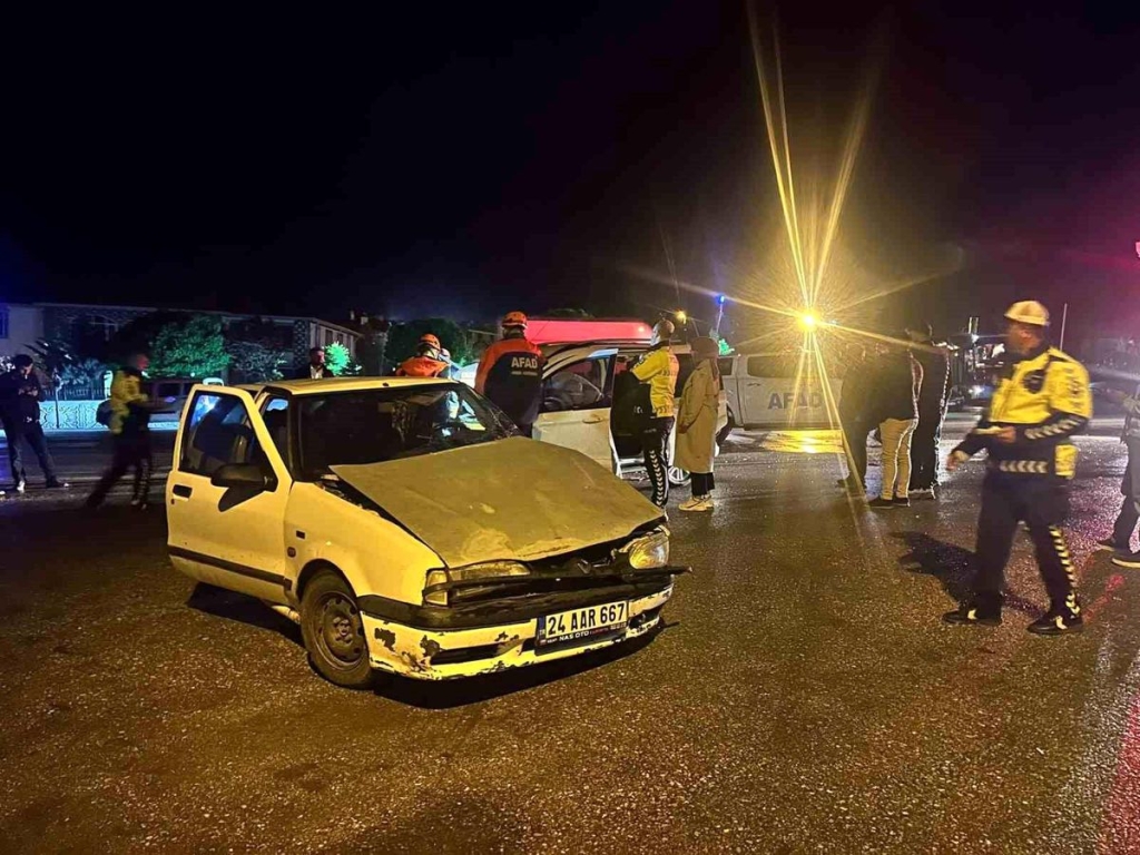 Erzincan'da 2 aracın çarpıştığı kazada 5 kişi yaralandı
