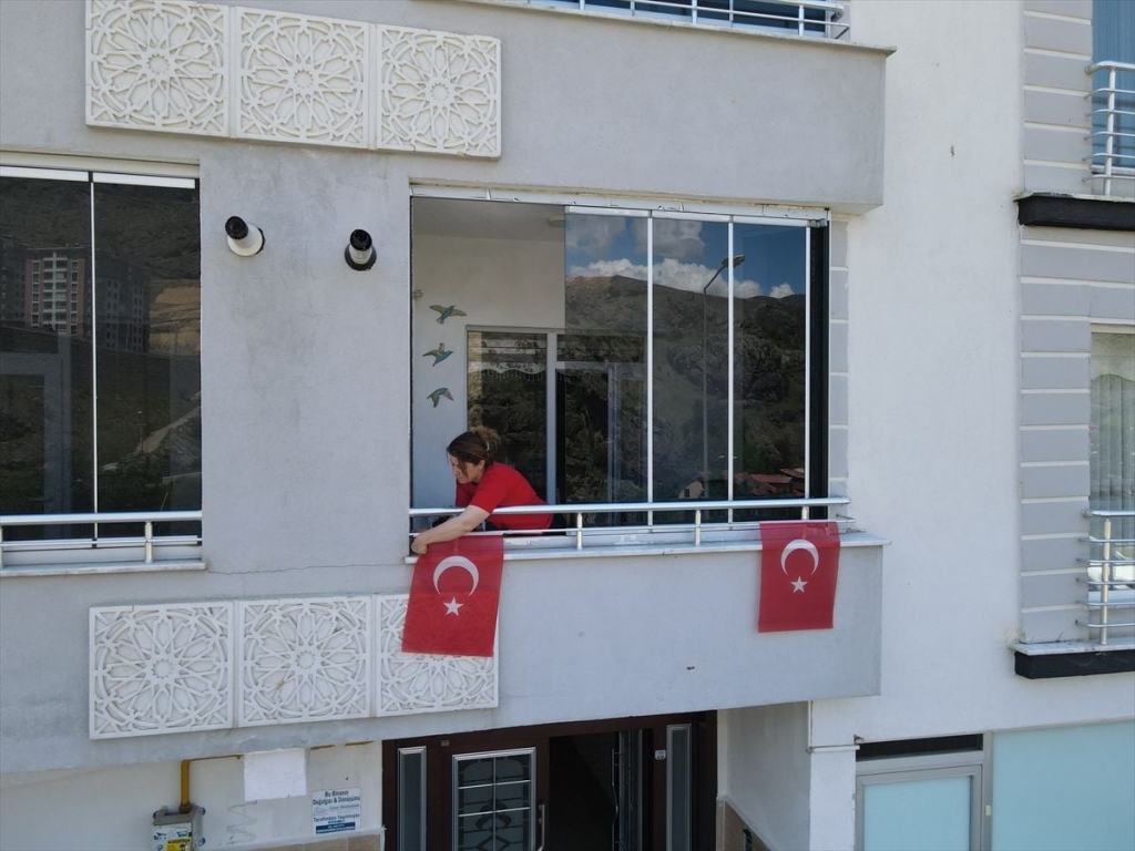 Gümüşhane A Milli Futbol Takımı'na destek için Türk bayraklarıyla donatıldı