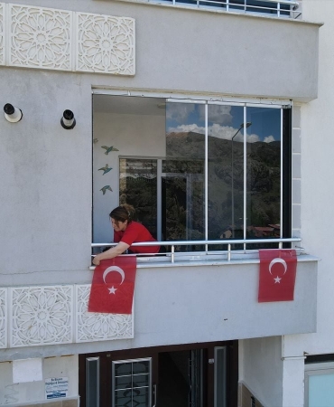 Gümüşhane A Milli Futbol Takımı'na destek için Türk bayraklarıyla donatıldı