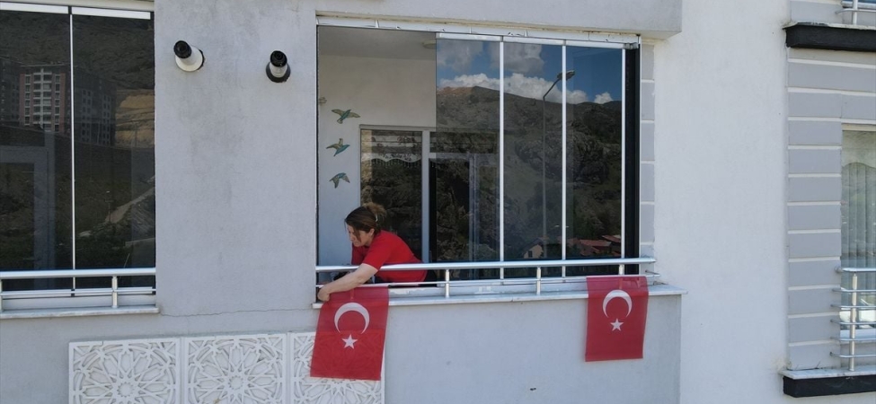 Gümüşhane A Milli Futbol Takımı'na destek için Türk bayraklarıyla donatıldı