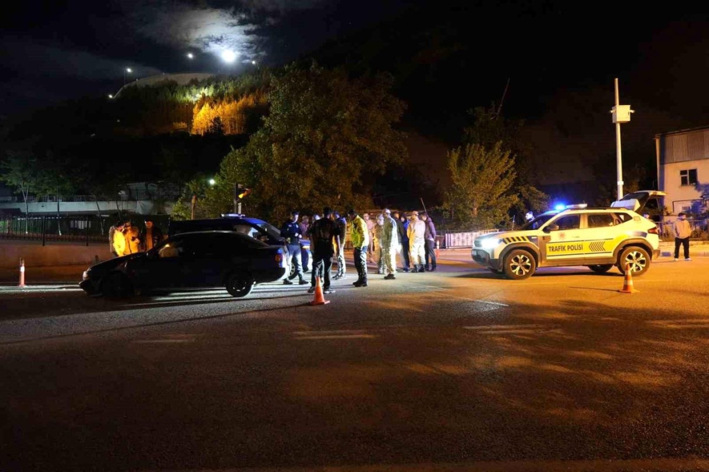 Gümüşhane'de alkollü sürücü jandarma aracına çarptı, ehliyetine el konuldu