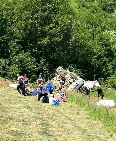 Gümüşhane'de beton mikseri 150 metrelik dik yamaçtan yuvarlandı: 2 ölü, 1 yaralı