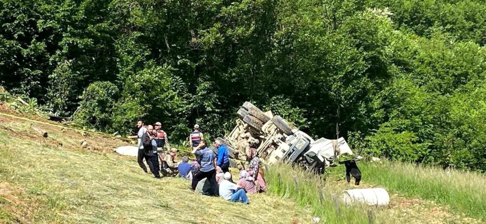 Gümüşhane'de beton mikseri 150 metrelik dik yamaçtan yuvarlandı: 2 ölü, 1 yaralı