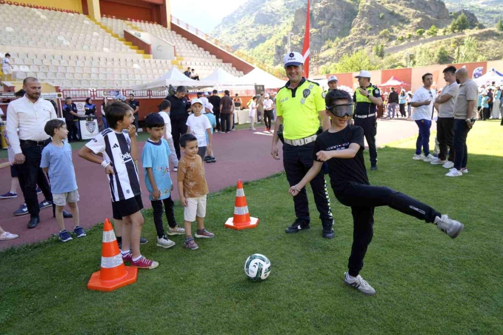Gümüşhane'de çocuklar spor şenliğinde eğlenceli vakit geçirdi