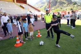 Gümüşhane'de çocuklar spor şenliğinde eğlenceli vakit geçirdi