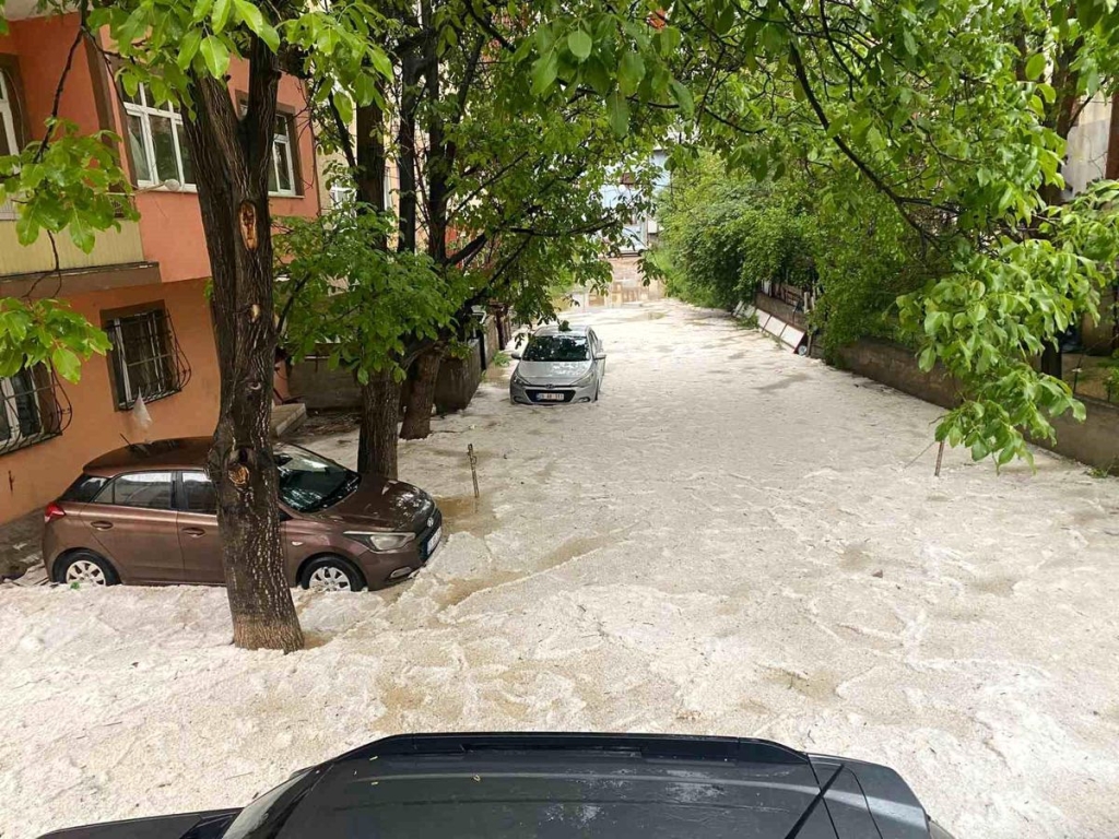Gümüşhane'de dolu ve sağanak hayatı felç etti