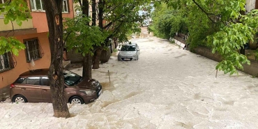 Gümüşhane'de dolu ve sağanak hayatı felç etti