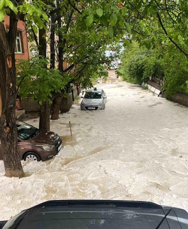Gümüşhane'de dolu ve sağanak hayatı felç etti