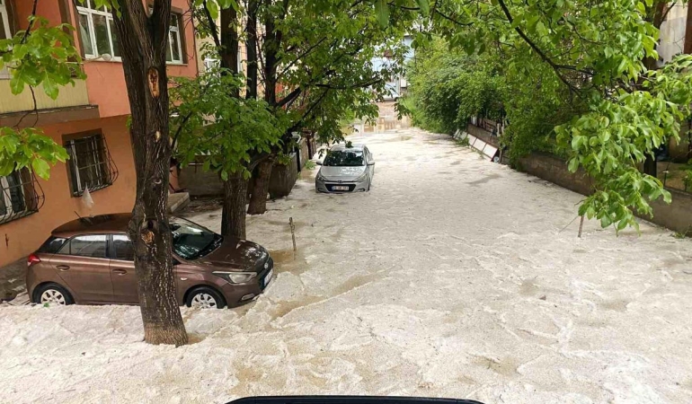 Gümüşhane'de dolu ve sağanak hayatı felç etti