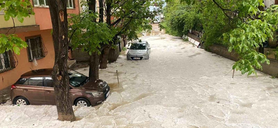 Gümüşhane'de dolu ve sağanak hayatı felç etti