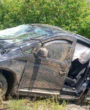 Gümüşhane'de hafif ticari araç şarampole devrildi: 1 ölü, 2 yaralı