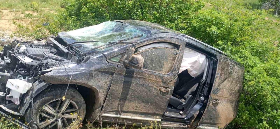 Gümüşhane'de hafif ticari araç şarampole devrildi: 1 ölü, 2 yaralı