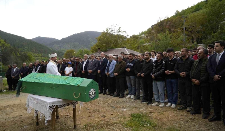 Gümüşhane'de öldürülen genç kadın son yolculuğuna uğurlandı