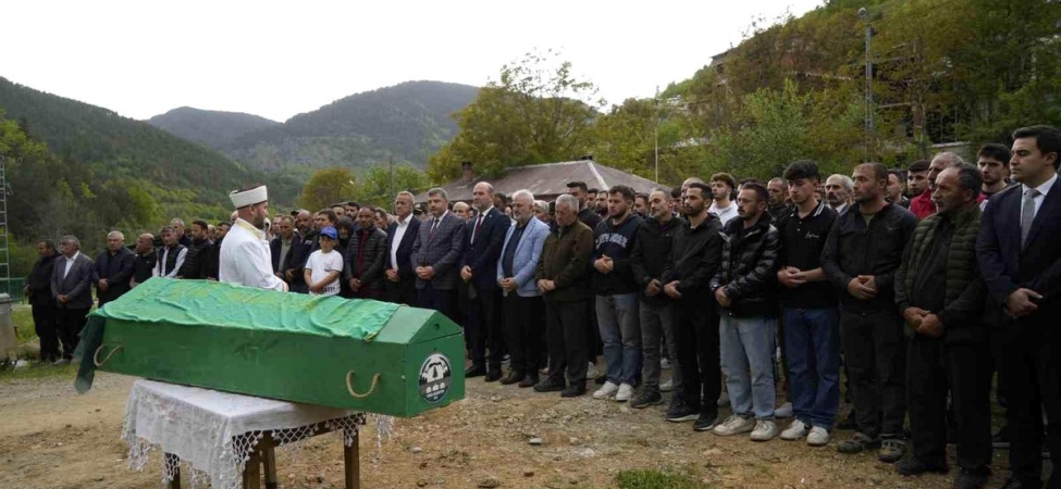 Gümüşhane'de öldürülen genç kadın son yolculuğuna uğurlandı