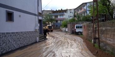 Gümüşhane'de sel nedeniyle bir ev, ahır ve 4 araç zarar gördü
