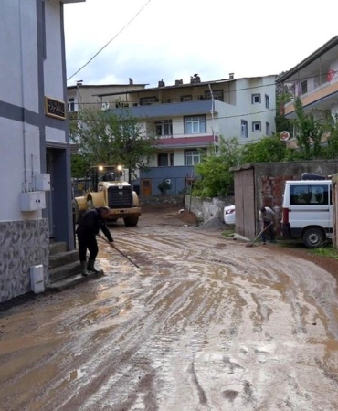 Gümüşhane'de sel nedeniyle bir ev, ahır ve 4 araç zarar gördü