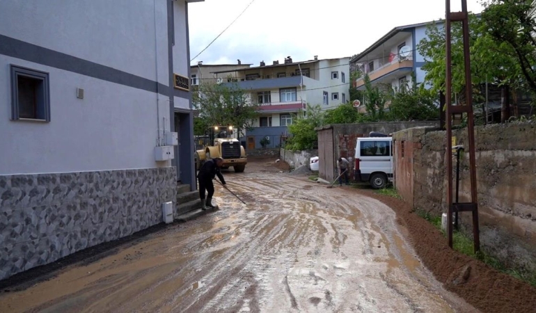 Gümüşhane'de sel nedeniyle bir ev, ahır ve 4 araç zarar gördü