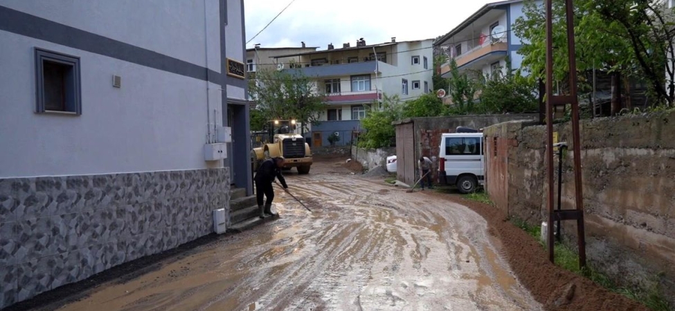 Gümüşhane'de sel nedeniyle bir ev, ahır ve 4 araç zarar gördü