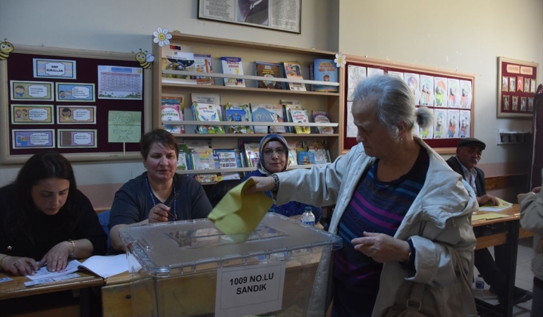 Gümüşhane'nin Tekke beldesinde seçmenler sandık başında