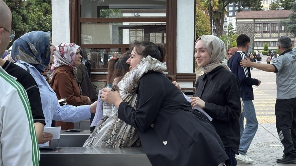 Trabzon ve çevre illerde YKS'nin ikinci oturumu AYT heyecanı
