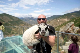 Gümüşhane'de cam seyir terasının sevimli ziyaretçisi