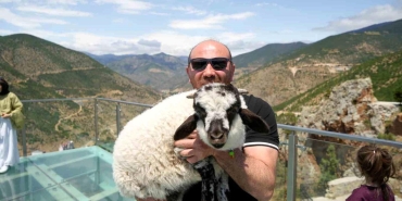 Gümüşhane'de cam seyir terasının sevimli ziyaretçisi