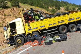 Gümüşhane'de sebze yüklü kamyon otomobile arkadan çarptı: 4 yaralı
