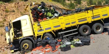 Gümüşhane'de sebze yüklü kamyon otomobile arkadan çarptı: 4 yaralı