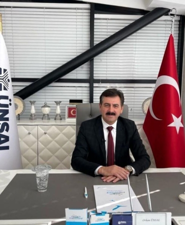 Hava taksiyle köyüne uçtu, tarlaya indi