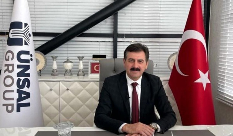 Hava taksiyle köyüne uçtu, tarlaya indi