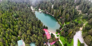Limni Gölü'nde sıcaktan kaçanlar mont giyiyor