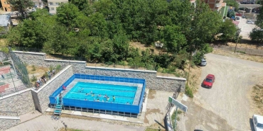 Torul'da portatif yüzme havuzu ile çocuklara ücretsiz eğitim