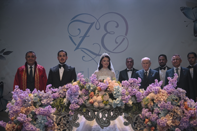 Devlet Bahçeli 20 bin kişinin katıldığı düğünde nikah şahidi oldu