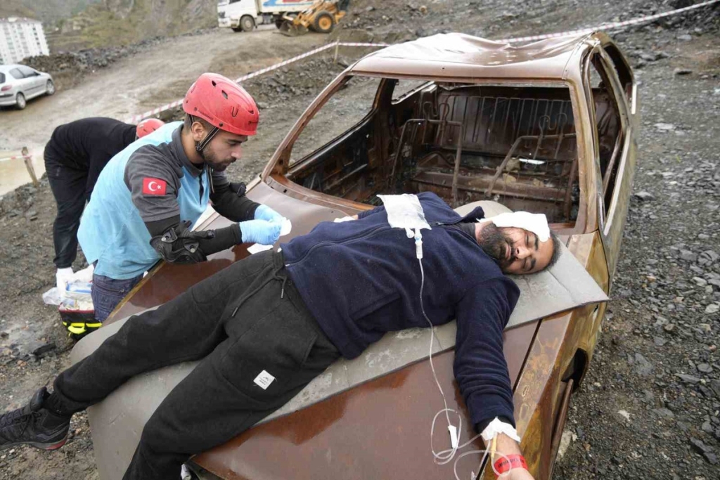 Gümüşhane'de UMKE tatbikatında heyelan sonrası kazada 5 yaralıyı tahliye etti