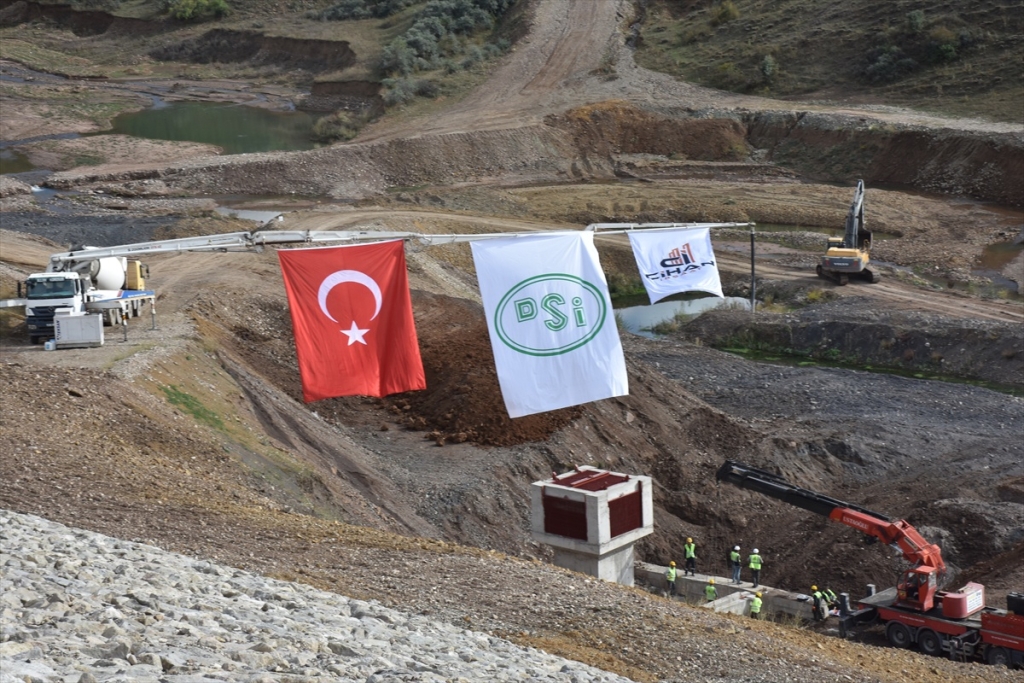 Gümüşhane'deki Çamur Barajı su tutmaya başladı