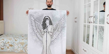 Halit Terzi, kömürle Bergen'in portresini çizerek kadına şiddete dikkat çekmek istedi