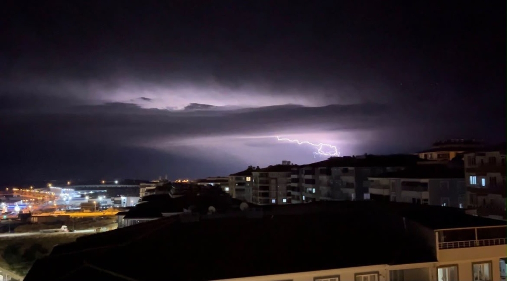Adıyaman Besni'de şiddetli yağış ve gök gürültüsü hayatı olumsuz etkiledi