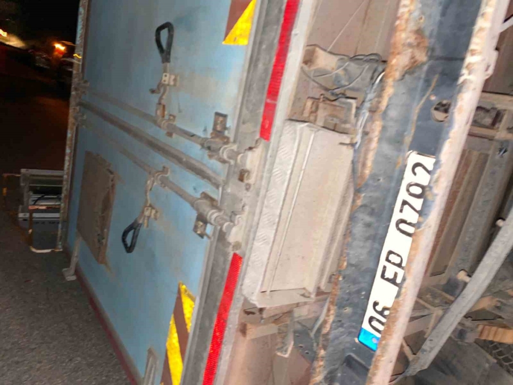 Ankara Kahramankazan'da kamyonet kepçeye arkadan çarparak 2 sürücüyü yaraladı