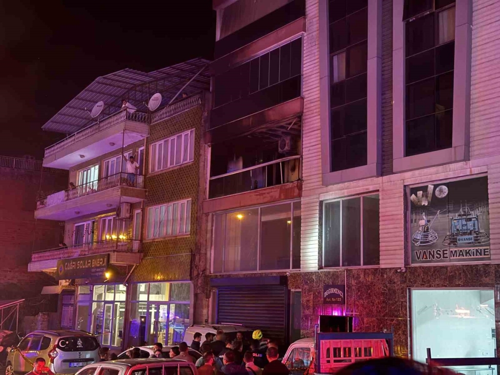 Aydın Efeler'de apartman yangınında dumandan etkilenen 5 kişi hastaneye kaldırıldı.