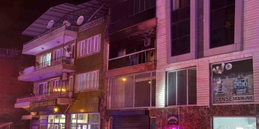 Aydın Efeler'de apartman yangınında dumandan etkilenen 5 kişi hastaneye kaldırıldı.